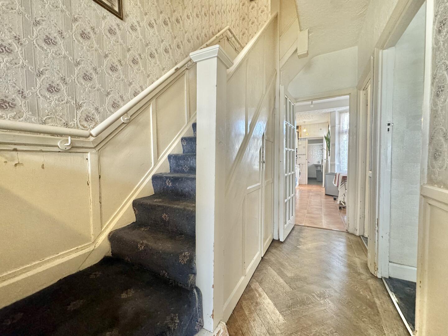 Hyde Park Avenue, London